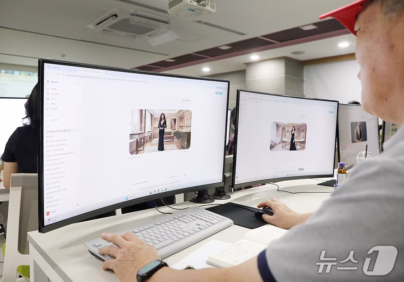 본문 이미지 - 대구 남구 주민이 영남이공대에서 열린 AI 실습 교육에 참여해 이미지를 제작하고 있다. (영남이공대 제공. 재판매 및 DB 금지)