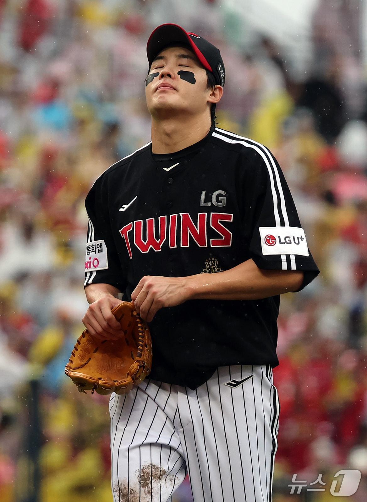 본문 이미지 - 18일 오후 전남광주 기아챔피언스필드에서 열린 프로야구 2026 신한 SOL KBO 포스트시즌 준플레이오프 2차전 LG 트윈스와 KIA 타이거즈의 경기, LG 선발 임찬규가 1회말 1사 1,3루 상황에서 강판되고 있다. 2026.10.18 ⓒ 뉴스1 김진환 기자