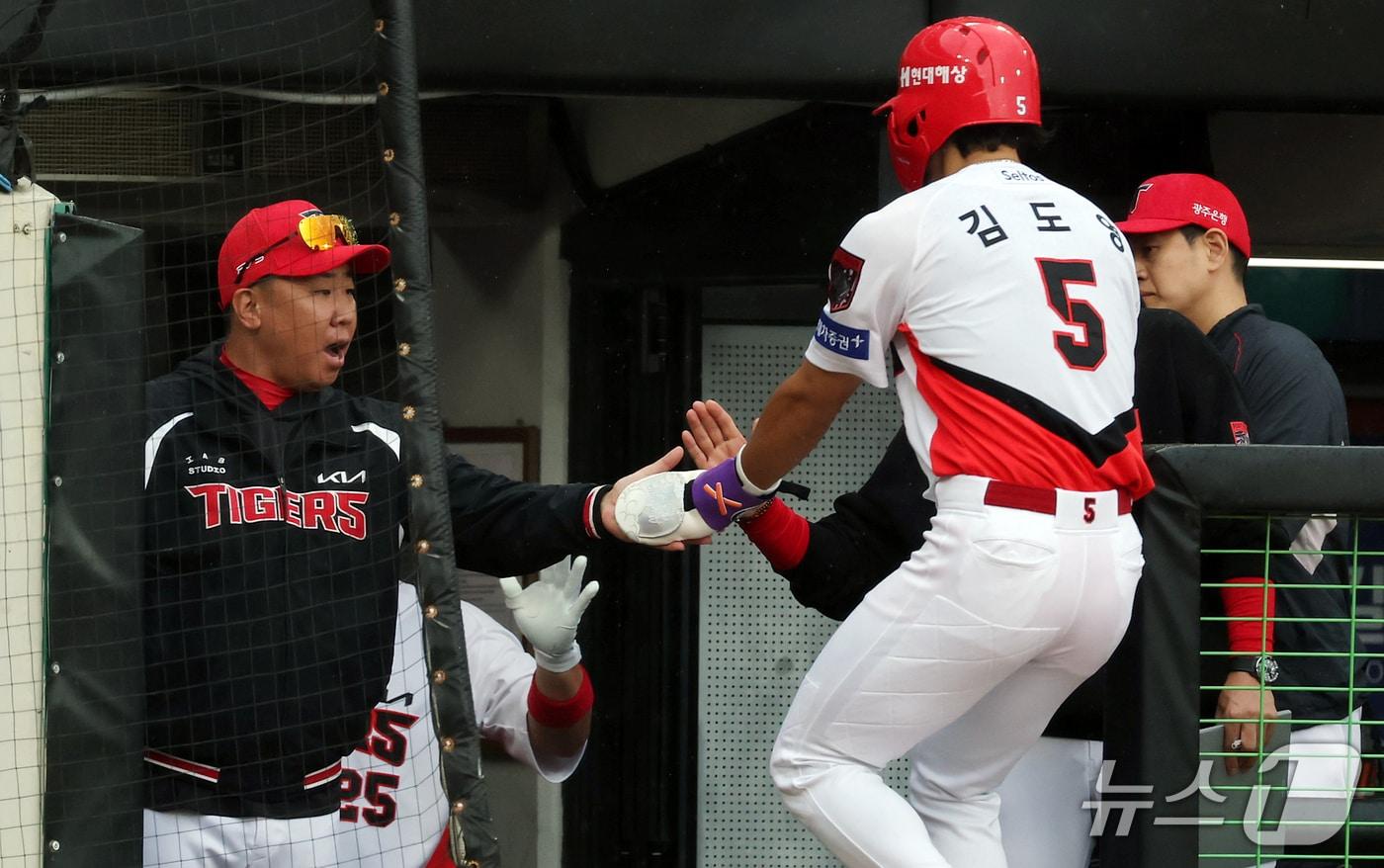 본문 이미지 - 18일 오후 전남광주 기아챔피언스필드에서 열린 프로야구 2026 신한 SOL KBO 포스트시즌 준플레이오프 2차전 LG 트윈스와 KIA 타이거즈의 경기, KIA 이범호 감독이 1회말 1사 1,3루 상황 나성범의 적시 2루타 때 득점에 성공한 김도영과 하이파이브를 하고 있다. 2026.10.18 ⓒ 뉴스1 김진환 기자