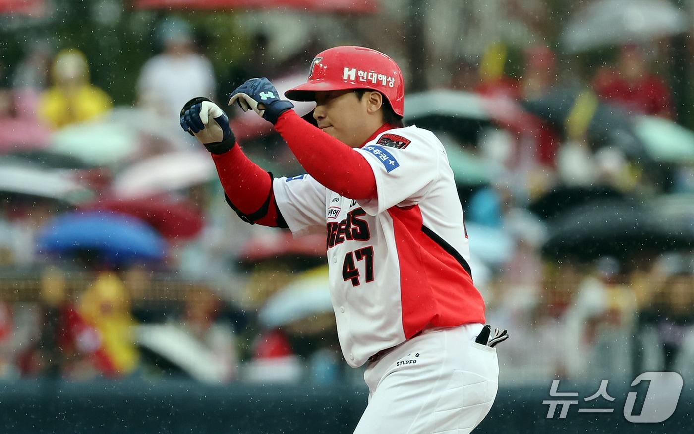 본문 이미지 - 18일 오후 전남광주 기아챔피언스필드에서 열린 프로야구 2026 신한 SOL KBO 포스트시즌 준플레이오프 2차전 LG 트윈스와 KIA 타이거즈의 경기, KIA 나성범이 1회말 1사 1,3루 상황 적시 2루타를 친 뒤 환호하고 있다. 2026.10.18 ⓒ 뉴스1 김진환 기자