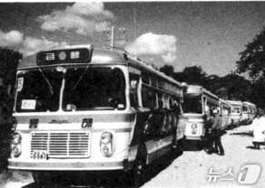 본문 이미지 - 1969년 강릉지역에서 운행하던 동해상사 버스의 모습. 당시 버스는 대관령 고갯길을 넘어 수도권과 영동지역을 연결하는 주요 교통수단이었다. (강릉시청 홈페이지 '강릉백년사' 캡처. 재판매 및 DB 금지)