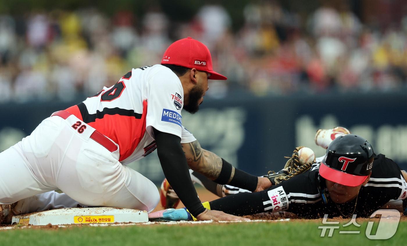 본문 이미지 - 18일 오후 전남광주 기아챔피언스필드에서 열린 프로야구 2026 신한 SOL KBO 포스트시즌 준플레이오프 2차전 LG 트윈스와 KIA 타이거즈의 경기, 3회초 2사 1,2루 상황 1루 주자 LG 박해민이 KIA 포수 한준수의 견제구에 태그아웃 당하고 있다. 2026.10.18 ⓒ 뉴스1 김진환 기자