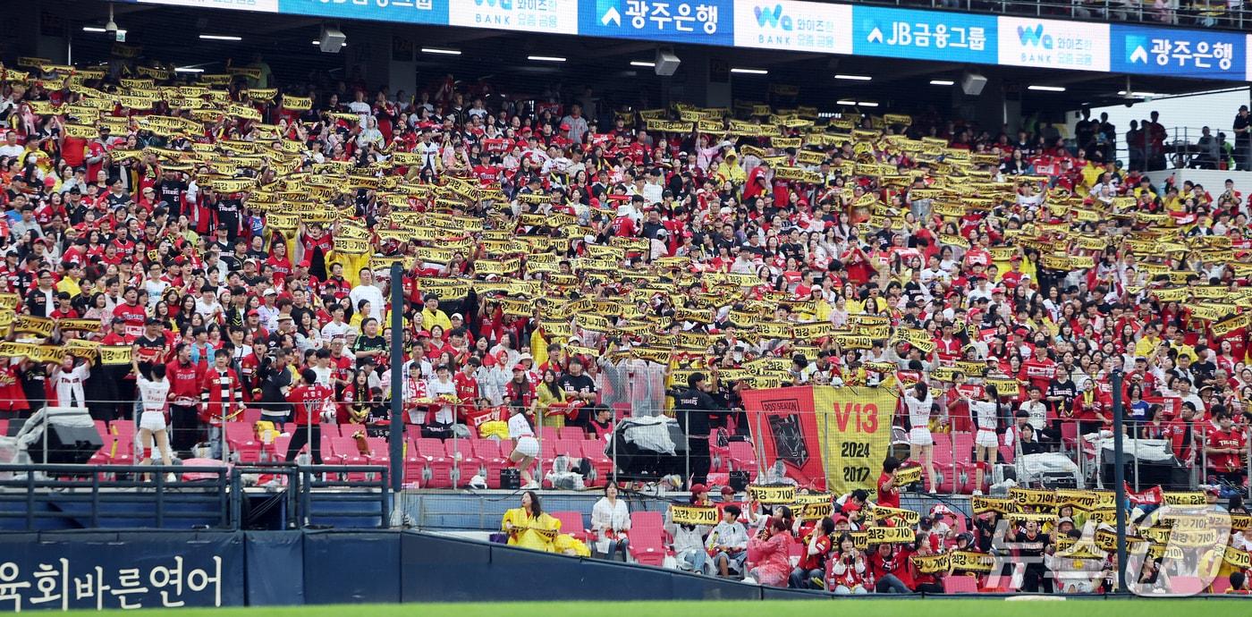 본문 이미지 - 18일 오후 전남광주 기아챔피언스필드에서 열린 프로야구 2026 신한 SOL KBO 포스트시즌 준플레이오프 2차전 LG 트윈스와 KIA 타이거즈의 경기, 3루 KIA 응원단이 열띤 응원을 펼치고 있다. 2026.10.18 ⓒ 뉴스1 김진환 기자