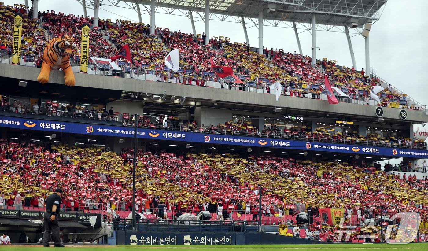 본문 이미지 - 18일 오후 전남광주 기아챔피언스필드에서 열린 프로야구 2026 신한 SOL KBO 포스트시즌 준플레이오프 2차전 LG 트윈스와 KIA 타이거즈의 경기, 3루 KIA 응원단이 열띤 응원을 펼치고 있다. 2026.10.18 ⓒ 뉴스1 김진환 기자