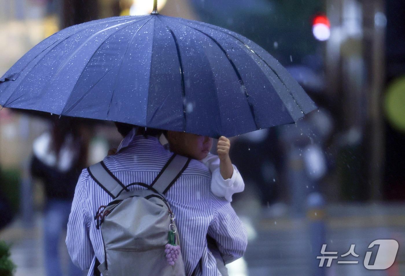 본문 이미지 - 기사 이해를 돕기 위한  비 내리는 거리 자료 사진으로, 기사 내용과 직접 관련 없음. ⓒ 뉴스1 