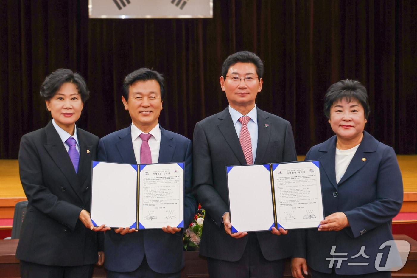 본문 이미지 - 16일 진주시청에서 이상일 용인시장(오른쪽 두번째)과 장정순 용인시의장(오른쪽 첫번째), 조규일 진주시장(왼쪽 두번째), 박미경 진주시의장이 자매결연 협약을 체결한 뒤 협약서를 들고 기념사진을 찍고 있다.(용인시 제공)