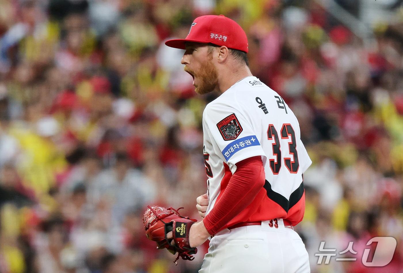 본문 이미지 - 18일 오후 전남광주 기아챔피언스필드에서 열린 프로야구 2026 신한 SOL KBO 포스트시즌 준플레이오프 2차전 LG 트윈스와 KIA 타이거즈의 경기, KIA 선발 올러가 6회초 2사 1루 상황 LG 이재원을 삼진으로 잡은 후 포효하고 있다. 2026.10.18 ⓒ 뉴스1 김진환 기자