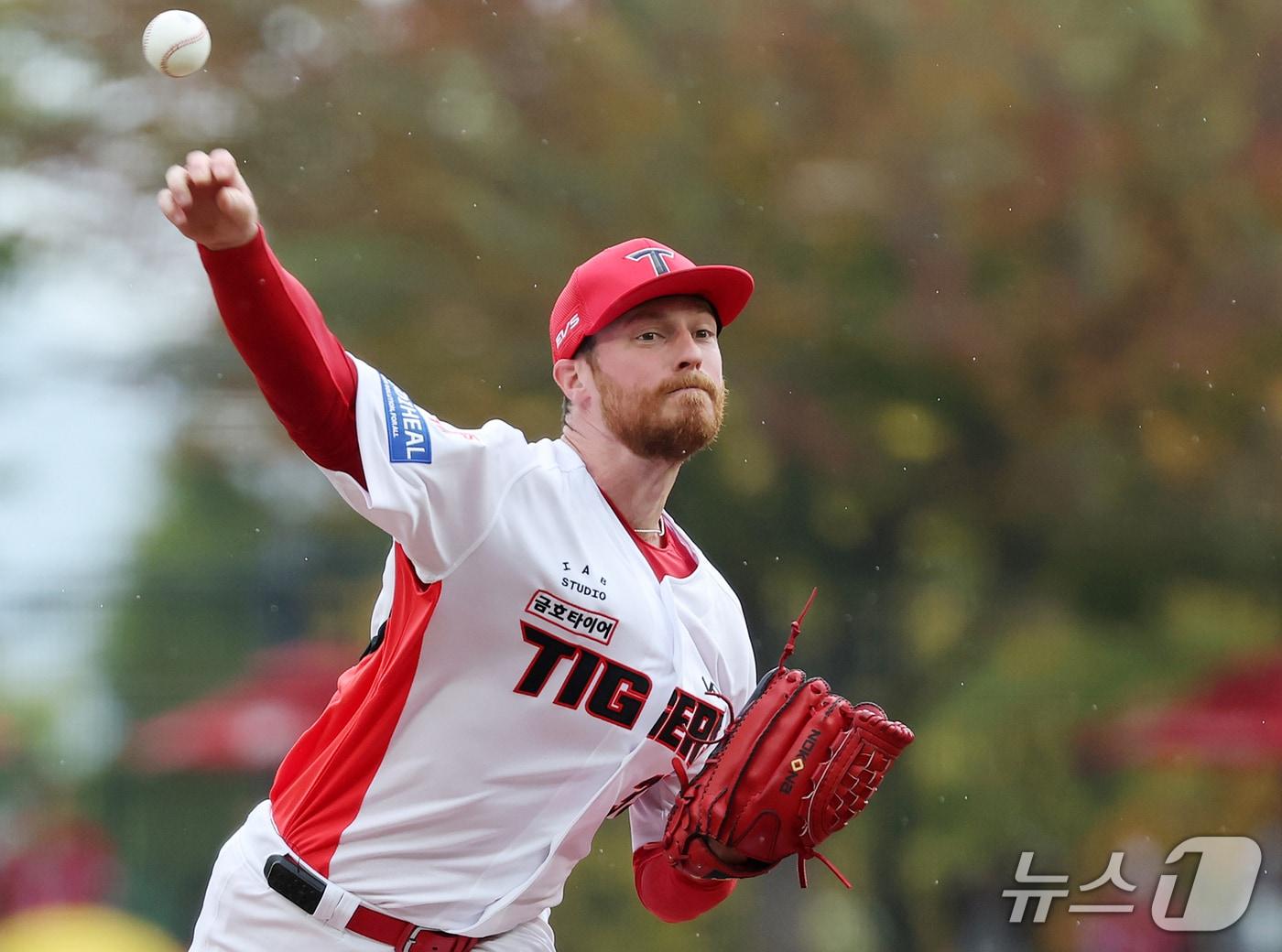 본문 이미지 - 18일 오후 전남광주 기아챔피언스필드에서 열린 프로야구 2026 신한 SOL KBO 포스트시즌 준플레이오프 2차전 LG 트윈스와 KIA 타이거즈의 경기, KIA 선발 올러가 1회초 등판해 힘차게 공을 던지고 있다. 2026.10.18 ⓒ 뉴스1 김진환 기자