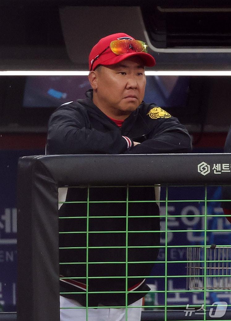 본문 이미지 - 18일 오후 전남광주 기아챔피언스필드에서 열린 프로야구 2026 신한 SOL KBO 포스트시즌 준플레이오프 2차전 LG 트윈스와 KIA 타이거즈의 경기, KIA 이범호 감독이 8회초 경기를 지켜보고 있다. 2026.10.18 ⓒ 뉴스1 김진환 기자