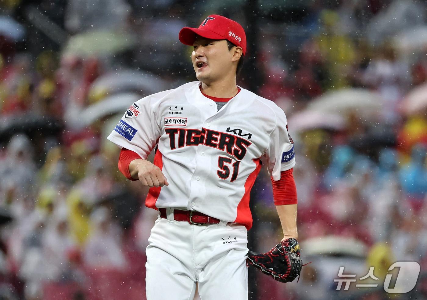 본문 이미지 - 18일 오후 전남광주 기아챔피언스필드에서 열린 프로야구 2026 신한 SOL KBO 포스트시즌 준플레이오프 2차전 LG 트윈스와 KIA 타이거즈의 경기, KIA 마무리 전상현이 8회초 2사 1,2루 상황 LG 이재원을 삼진으로 잡은 후 환호하고 있다. 2026.10.18 ⓒ 뉴스1 김진환 기자