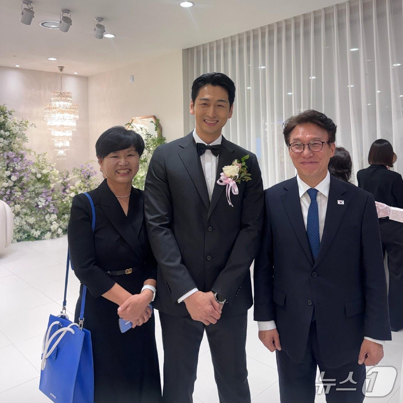 본문 이미지 - (왼쪽부터)서은숙 국무총리실 정무실장과 장백산 전 부산진구의원, 김민석 민주당 대표가 장 전 의원 결혼식에서 기념사진을 찍고 있다.(강지백 부산진구의원 제공. 재판매 및 DB 금지)