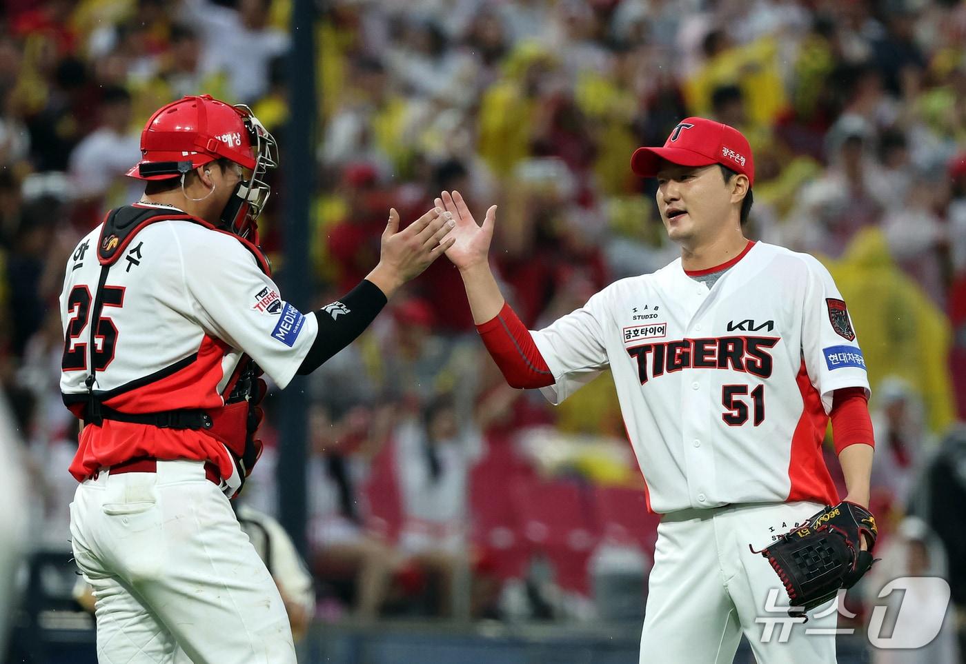 본문 이미지 - 18일 오후 전남광주 기아챔피언스필드에서 열린 프로야구 2026 신한 SOL KBO 포스트시즌 준플레이오프 2차전 LG 트윈스와 KIA 타이거즈의 경기, 6대3 승리를 거둔 KIA 마무리 전상현과 포수 한준수가 기쁨을 나누고 있다. 2026.10.18 ⓒ 뉴스1 김진환 기자