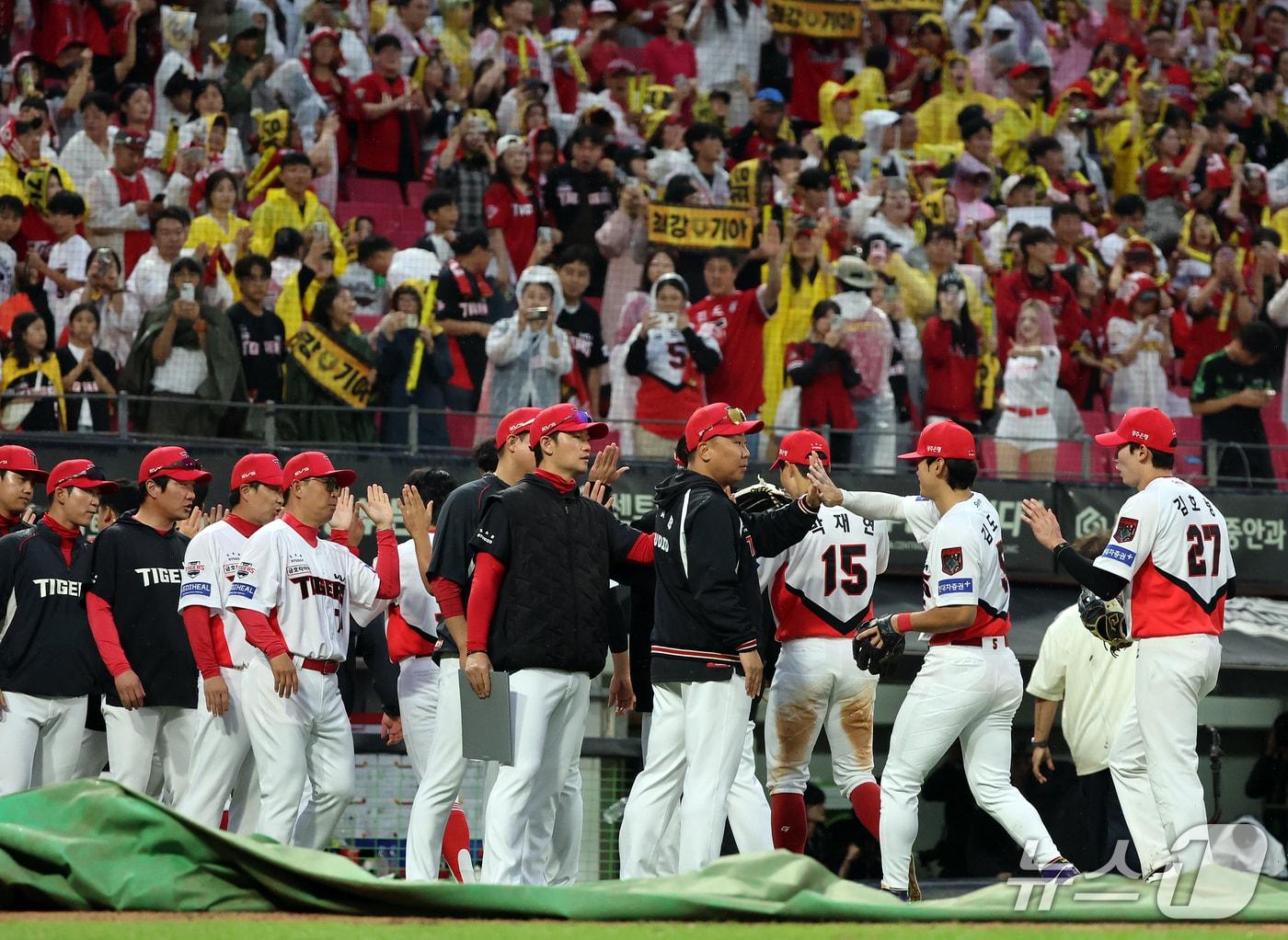 본문 이미지 - 18일 오후 전남광주 기아챔피언스필드에서 열린 프로야구 2026 신한 SOL KBO 포스트시즌 준플레이오프 2차전 LG 트윈스와 KIA 타이거즈의 경기, 6대3 승리를 거둔 KIA 선수들이 기쁨을 나누고 있다. 2026.10.18 ⓒ 뉴스1 김진환 기자
