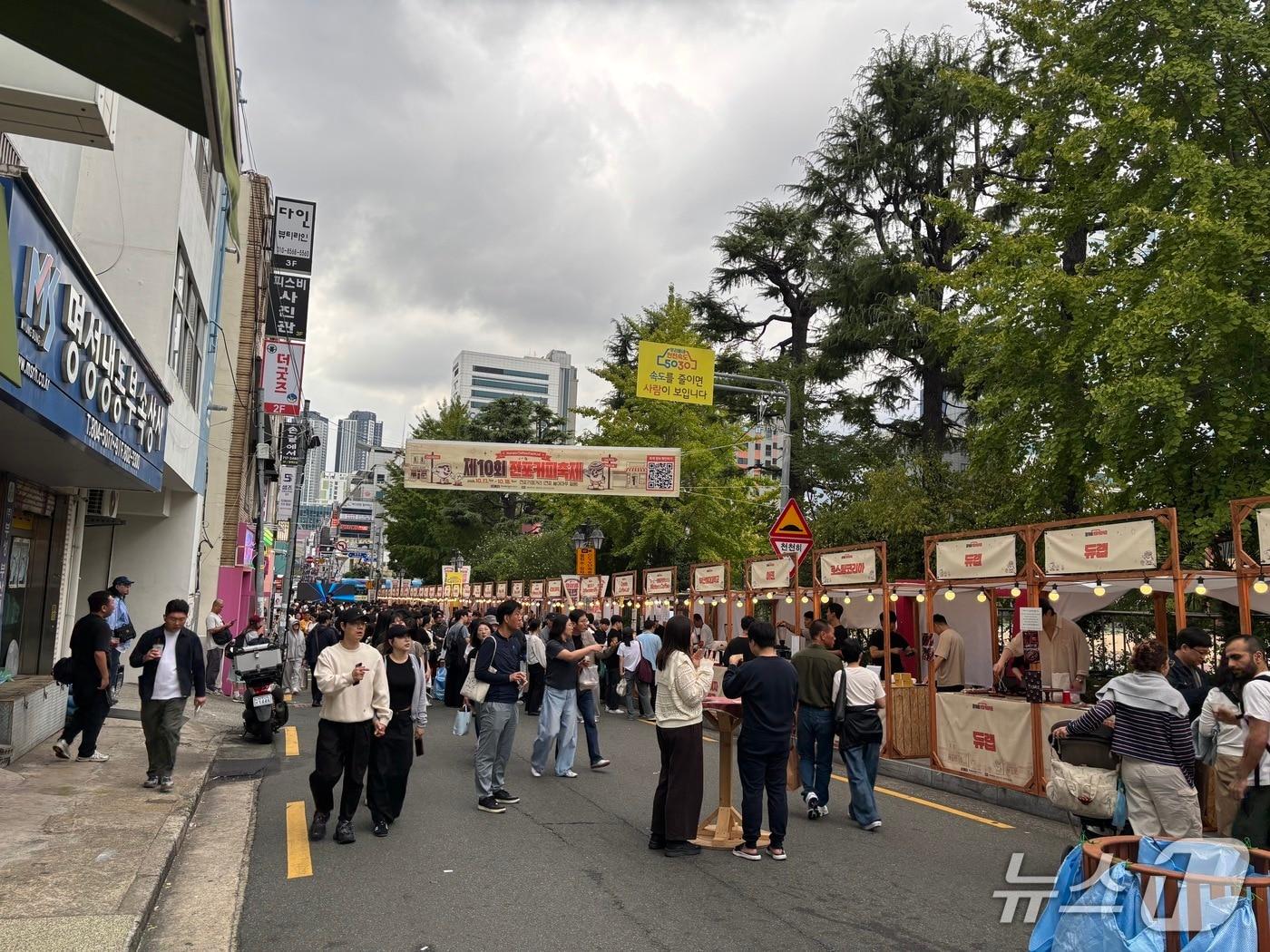 본문 이미지 - 18일 전포커피축제 모습. 국내외 로스터리 및 디저트 카페가 참여했다. 2026.10.18 ⓒ 뉴스1 홍윤 기자