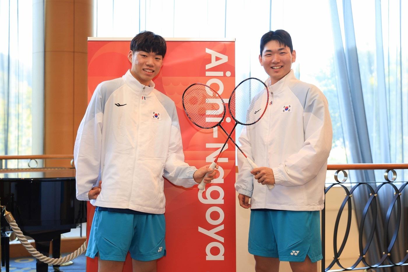 본문 이미지 - 장애인 배드민턴 국가대표 이정수(왼쪽)와 이승후가 18일 2026 아이치·나고야 아시안패러게임 선전을 다짐하고 있다. (대한장애인체육회 제공. 재판매 및 DB 금지)