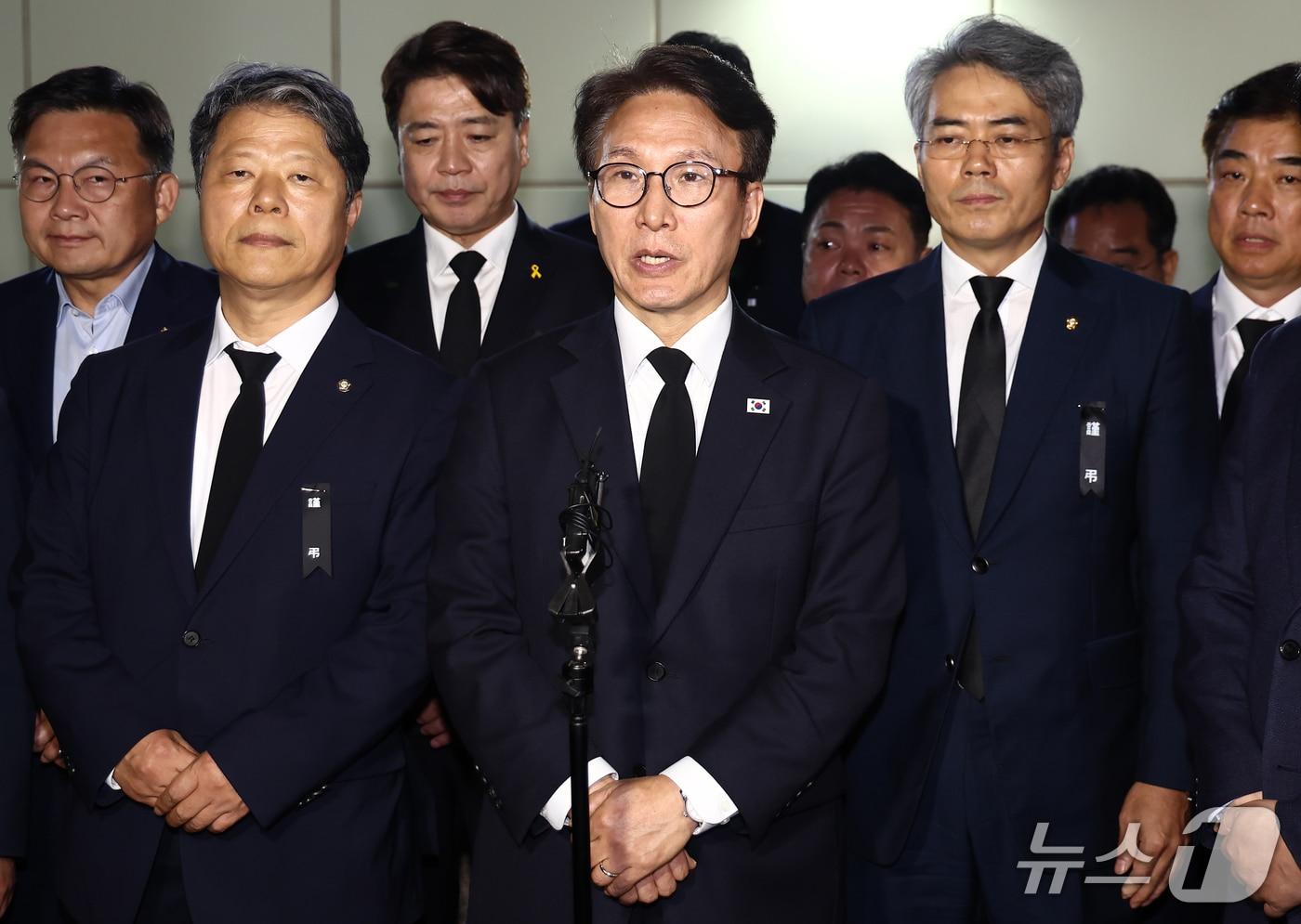 본문 이미지 - 김민석 더불어민주당 대표가 18일 부천 도장공장 화재 순직 소방관 빈소가 마련된 경기 부천시 순천향대학교 병원 장례식장에서 조문을 마치고 나오며 취재진 질의에 답변하고 있다. ⓒ 뉴스1 김민지 기자