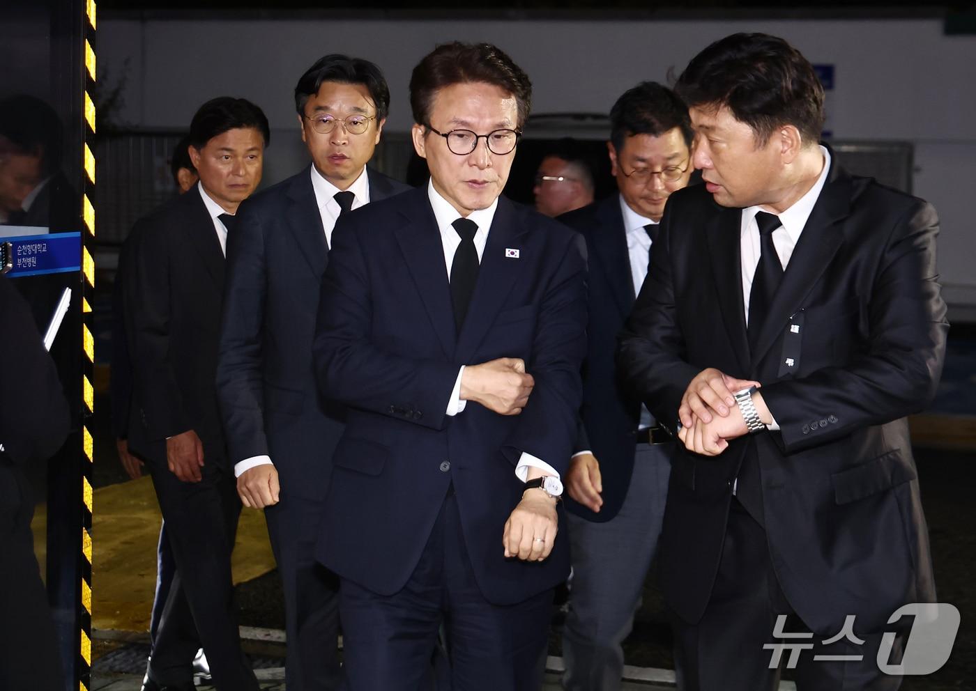 본문 이미지 - 김민석 더불어민주당 대표가 지난 18일 경기 부천시 순천향대학교 병원 장례식장에 마련된 부천 도장공장 화재 순직 소방관 빈소 조문을 하기 위해 이동하고 있다. 2026.10.18 ⓒ 뉴스1 김민지 기자
