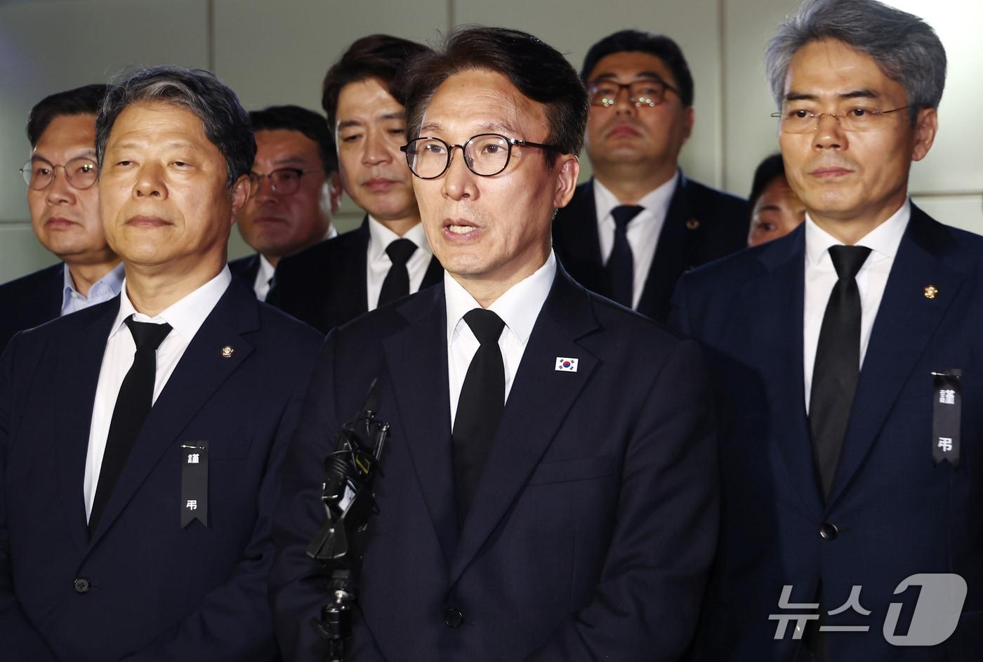 본문 이미지 - 김민석 더불어민주당 대표가 18일 부천 도장공장 화재 순직 소방관 빈소가 마련된 경기 부천시 순천향대학교 병원 장례식장에서 조문을 마치고 나오며 취재진 질의에 답변하고 있다. 2026.10.18 ⓒ 뉴스1 김민지 기자