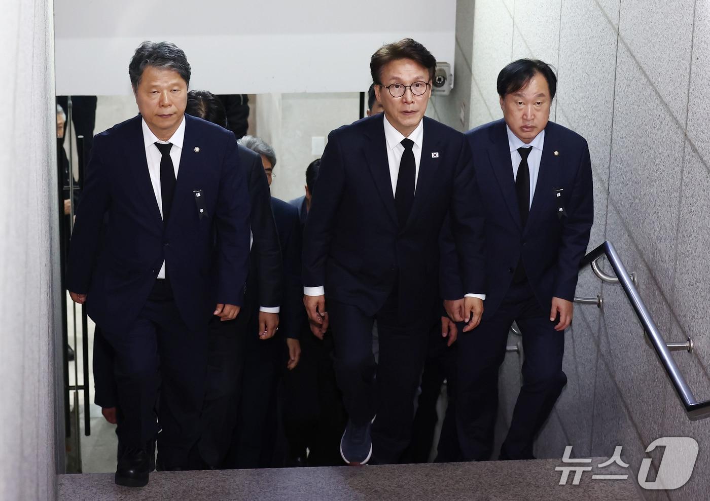 본문 이미지 - 김민석 더불어민주당 대표가 18일 부천 도장공장 화재 순직 소방관 빈소가 마련된 경기 부천시 순천향대학교 병원 장례식장에서 조문을 마치고 나오고 있다. 2026.10.18 ⓒ 뉴스1 김민지 기자