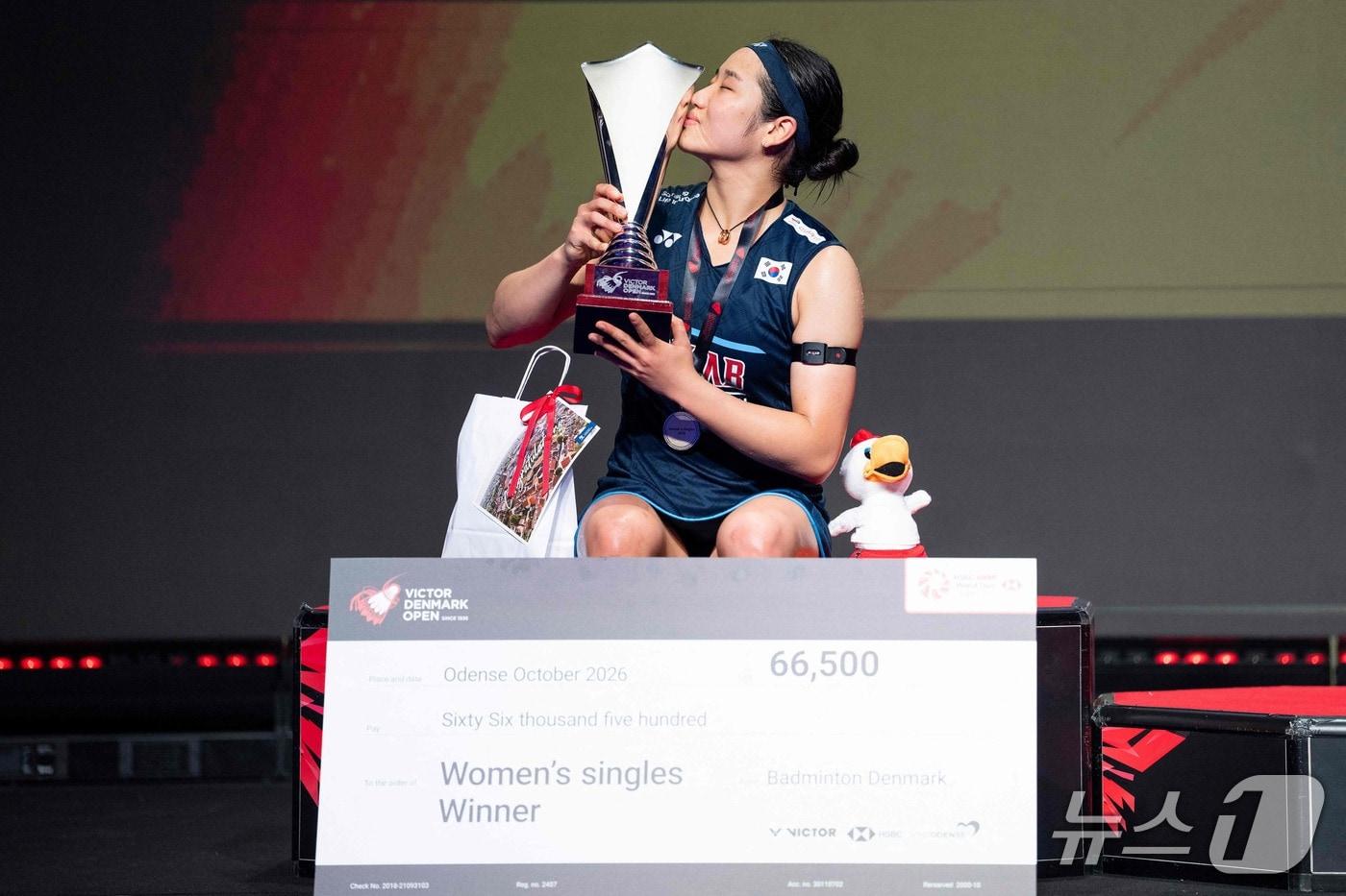 본문 이미지 - 덴마크 오픈 2연패를 달성한 안세영이 우승 트로피에 입맞춤을 하고 있다. ⓒ AFP=뉴스1
