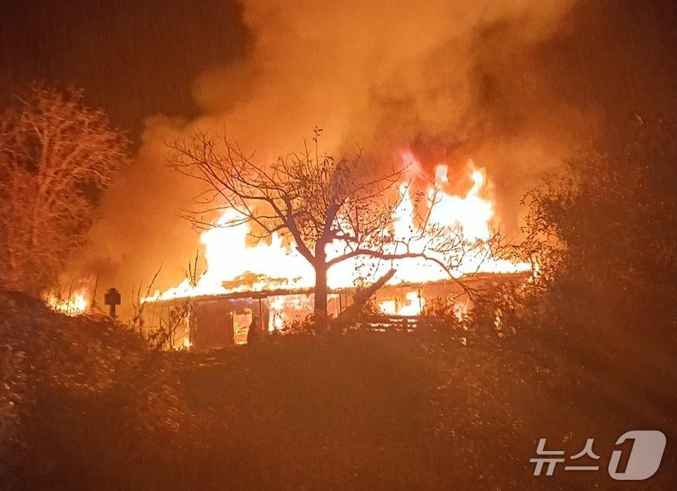 본문 이미지 - 18일 오후 6시 14분쯤 경북 문경시 가은읍 저음리 한 단독주택에서 불이나 소방 당국이 진화에 나섰다.(경북소방본부 제공. 재판매 및 DB 금지)2026.10.19/뉴스1