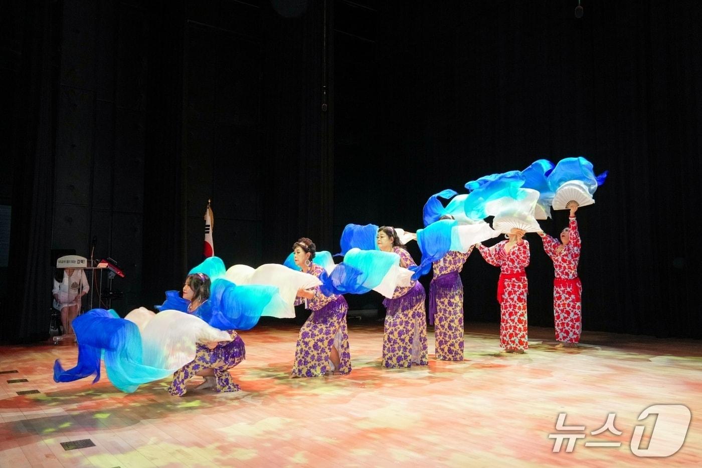 본문 이미지 - 지난 해 9월 열린 자치회관 프로그램 발표회에서 주민들이 공연을 선보이고 있다.(강북구청 제공)