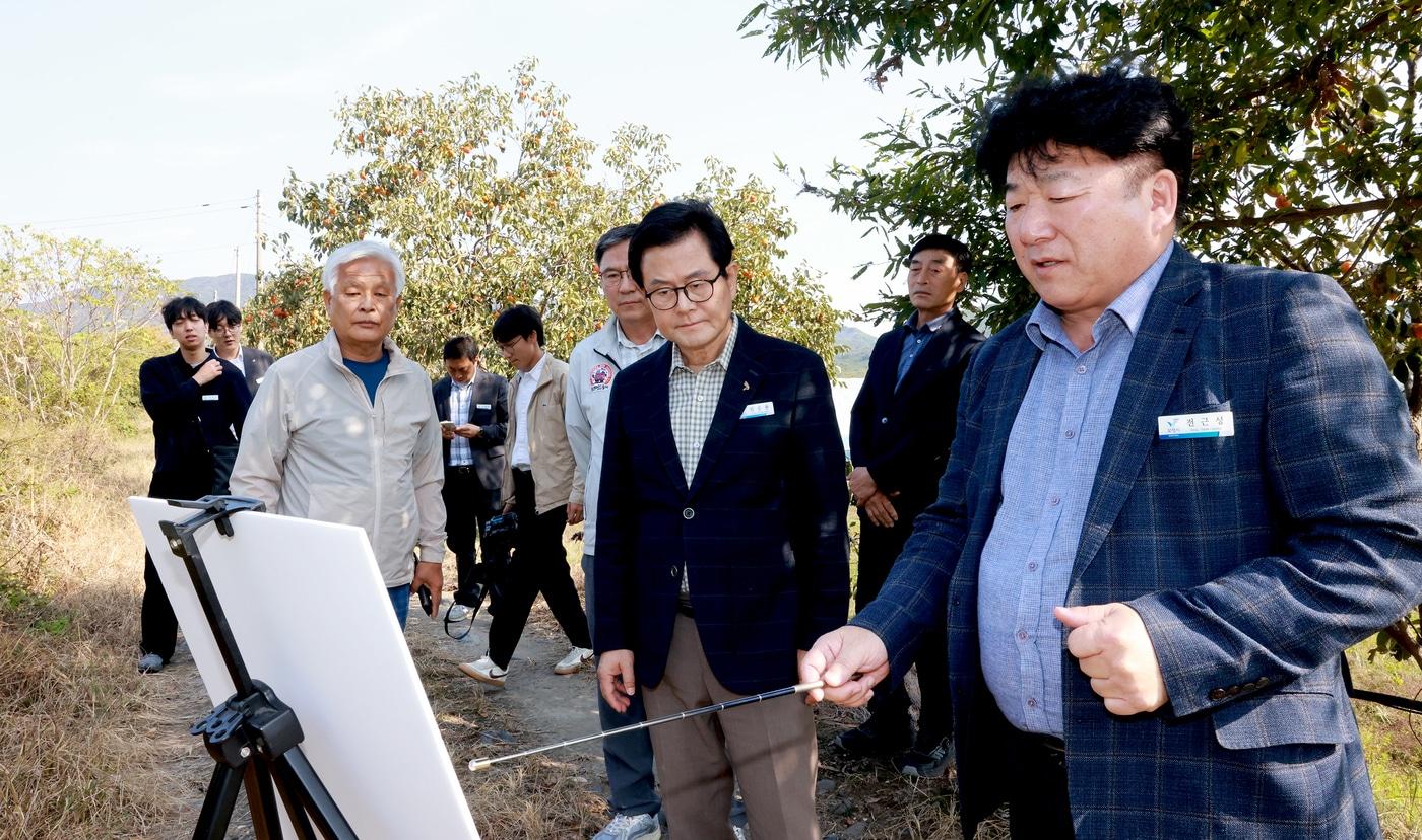 본문 이미지 - 엄승용 보령시장(가운데)이 웅천읍 수부천 제방도로를 찾아 현장 점검을 하고 있다.(시 제공. 재판매 및 DB 금지)/뉴스1