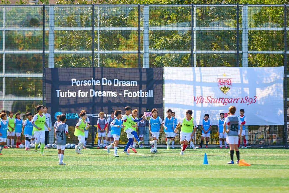 본문 이미지 - 지난 12일부터 16일까지 서울 관악구 낙성대 축구전용구장에서 포르쉐코리아가 개최한 유소년 축구 캠프 '포르쉐 터보 포 드림-풋볼'에서 초등학교 5~6학년 축구 인재들이 독일 프로축구 구단 VfB 슈투트가르트 코치진의 지도를 받고 있는 모습.(포르쉐코리아 제공) 2026.10.19.