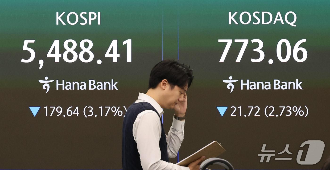 본문 이미지 - 국내 증시가 하락 출발한 19일 오전 서울 중구 하나은행 딜링룸 전광판에 장 초반 코스피 지수 등 시황이 표시되고 있다. 이날 코스피지수는 전장 대비 179.64포인트(3.17%) 내린 5488.41로 거래를 시작했다. 2026.10.19 ⓒ 뉴스1 박지혜 기자