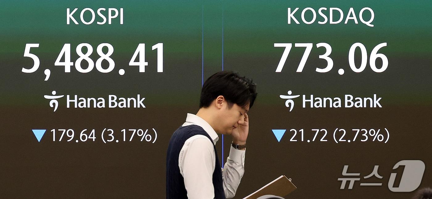 본문 이미지 - 국내 증시가 하락 출발한 19일 오전 서울 중구 하나은행 딜링룸 전광판에 장 초반 코스피 지수 등 시황이 표시되고 있다. 2026.10.19 ⓒ 뉴스1 박지혜 기자