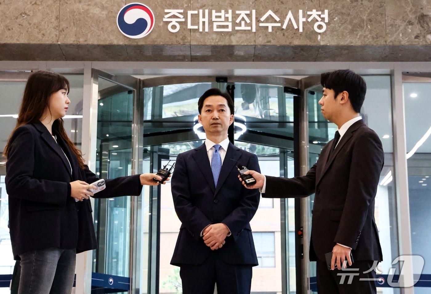 본문 이미지 - 김지용 초대 중대범죄수사청(중수청)장이 19일 서울 중구 중수청 청사로 출근하며 취재진 앞에서 중수청 운영 방안을 설명하고 있다. 2026.10.19 ⓒ 뉴스1 최지환 기자