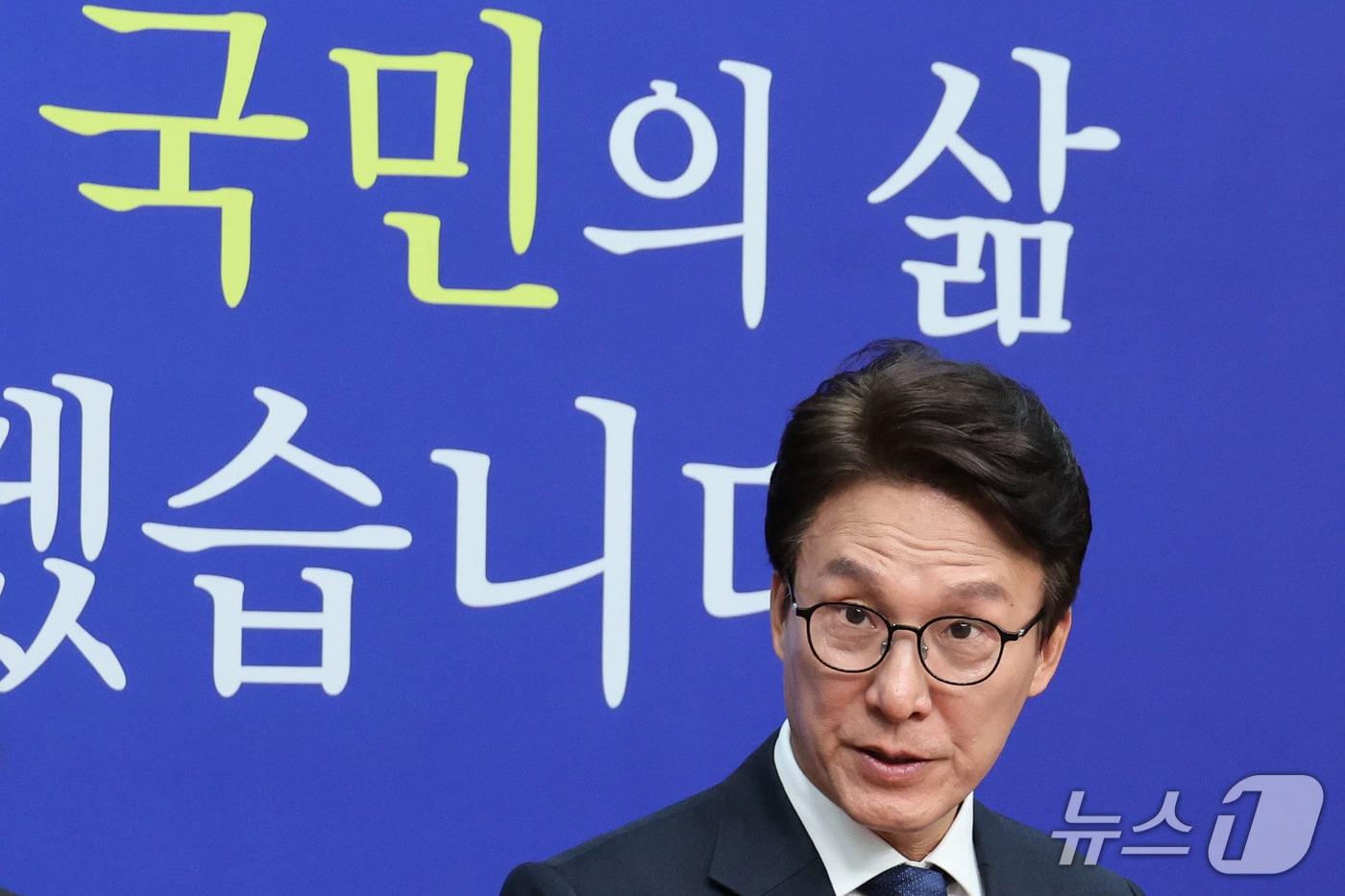 본문 이미지 - 김민석 더불어민주당 대표가 19일 서울 여의도 국회에서 열린 최고위원회의에 참석하고 있다. 2026.10.19 ⓒ 뉴스1 신웅수 기자
