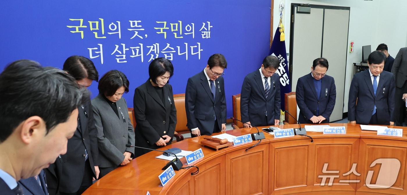 본문 이미지 - 김민석 대표를 비롯한 더불어민주당 최고위원들이 19일 서울 여의도 국회에서 열린 최고위원회의에서 부천 공장 화재 현장에서 순직한 고(故) 김진석 소방위를 추모하고 있다. 2026.10.19 ⓒ 뉴스1 신웅수 기자