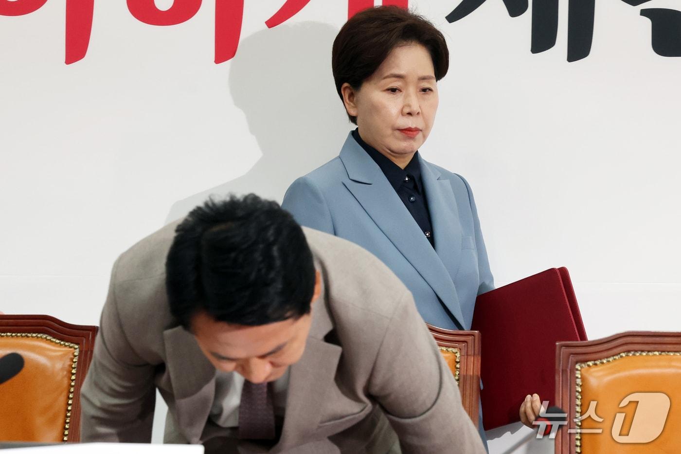 본문 이미지 - 양항자 국민의힘 최고위원이 19일 오전 서울 여의도 국회에서 열린 최고위원회의에서 장동혁 대표 뒤로 입장하고 있다. 2026.10.19 ⓒ 뉴스1 황기선 기자