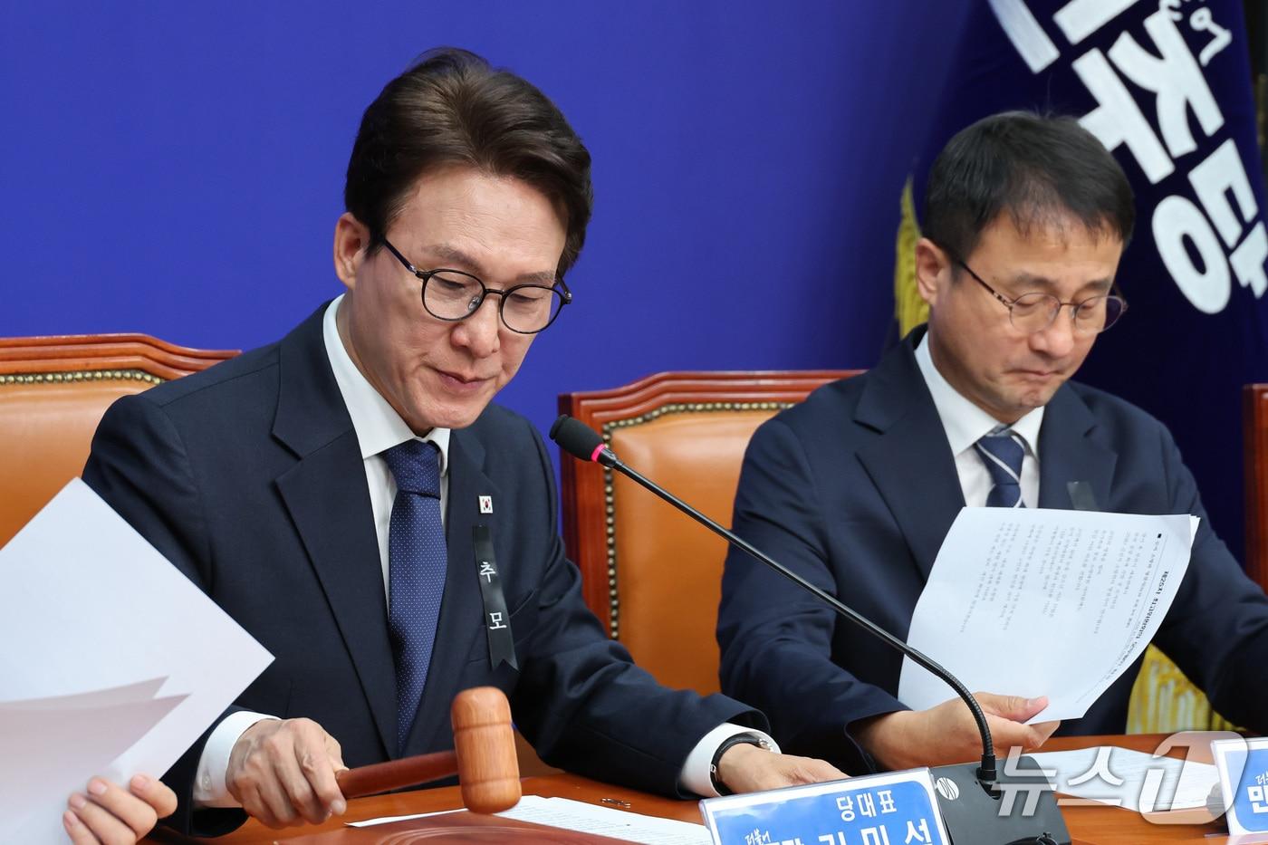 본문 이미지 - 김민석 더불어민주당 대표가 19일 서울 여의도 국회에서 열린 최고위원회의에서 의사봉을 두드리고 있다. 2026.10.19 ⓒ 뉴스1 신웅수 기자