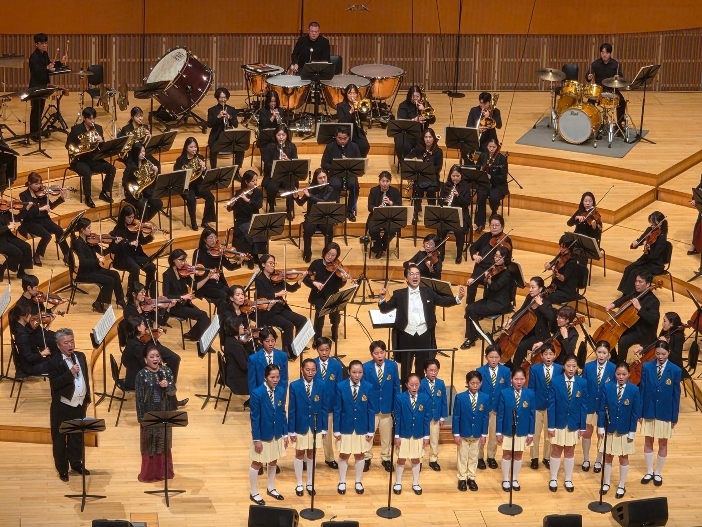 본문 이미지 - 조익현 지휘자의 지도 아래 ‘행복나무 소년소녀 합창단’이 지난 17일 오후 서울 송파구 롯데콘서트홀에서 열린 자선 연주회 '2026 삶과 나눔 콘서트'에서 공연하고 있다.(태광산업 제공)/뉴스1