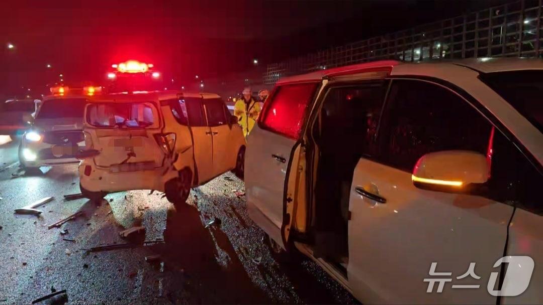 본문 이미지 - 19일 오전  5시 7분께 부산 강서구 남해고속도로 제2지선에서 차량 7대가 잇따라 추돌한 사고가 발생해 4명이 다쳤다.(부산소방재난본부 제공. 재판매 및 DB 금지)/뉴스1