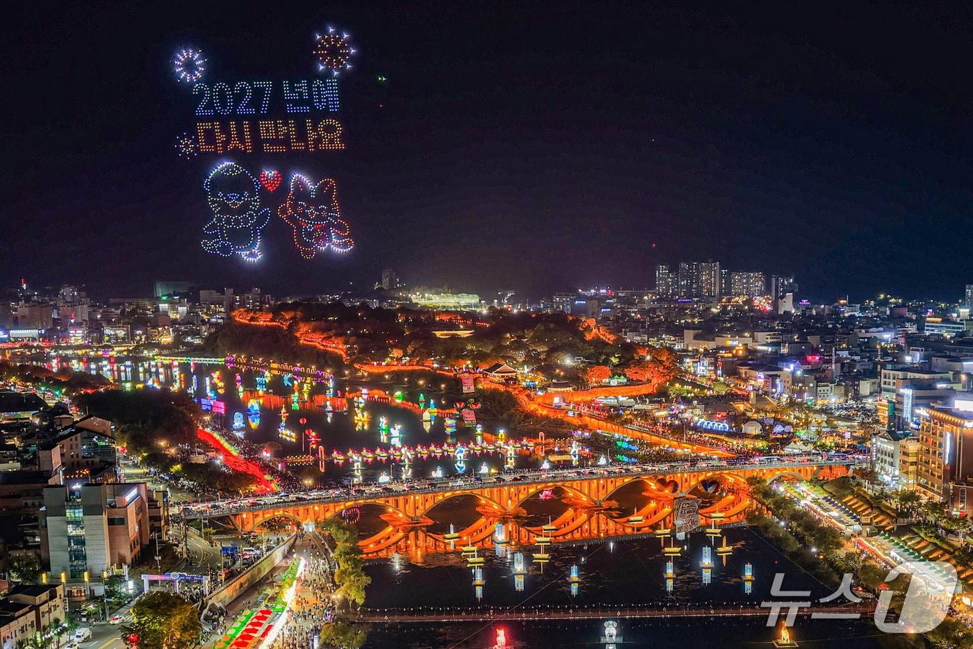 본문 이미지 - 진주남강유등축제 행사장 전경(진주시 제공. 재판매 및 DB 금지).