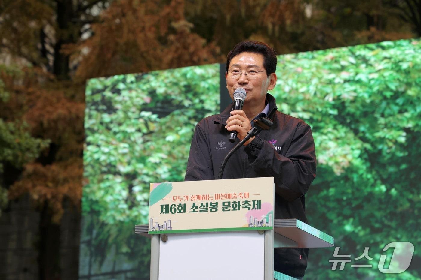 본문 이미지 - 이상일 시장이 18일 수지구 상현2동에서 열린 '제6회 소실봉 문화축제'에서 문화·체육시설 확충 계획을 설명하고 있다.(용인시 제공)