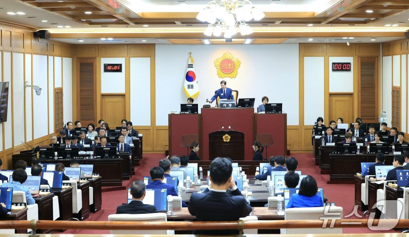 본문 이미지 - 대구시의회가 19일 제·개정 조례안 등 53건의 안건을 처리하고 329회 임시회를 폐회했다. 사진은 시의회 본회의장 모습.(대구시의회 제공, 재판매 및 DB 금지)