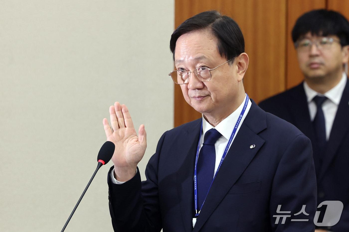 본문 이미지 - 이찬진 금융감독원장이 19일 서울 여의도 국회 정무위원회에서 열린 금융감독원 등에 대한 국정감사에서 선서를 하고 있다. 2026.10.19 ⓒ 뉴스1 황기선 기자