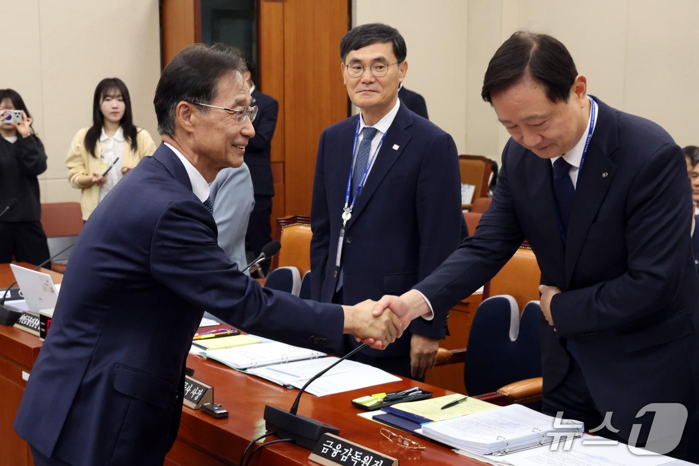 본문 이미지 - 이찬진 금융감독원장이 19일 서울 여의도 국회 정무위원회에서 열린 금융감독원 등에 대한 국정감사에서 유동수 정무위원장과 악수를 나누고 있다. 2026.10.19 ⓒ 뉴스1 황기선 기자