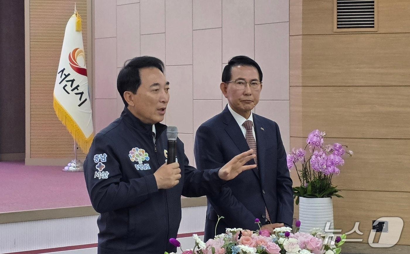 본문 이미지 - 박수현 충남도지사(왼쪽)가 19일 오전 서산시청 대회의실에서 열린 서산시민과의 대화에 앞서 기자간담회를 갖고 지역 현안에 대해 설명하고 있다.ⓒ 뉴스1 김태완 기자