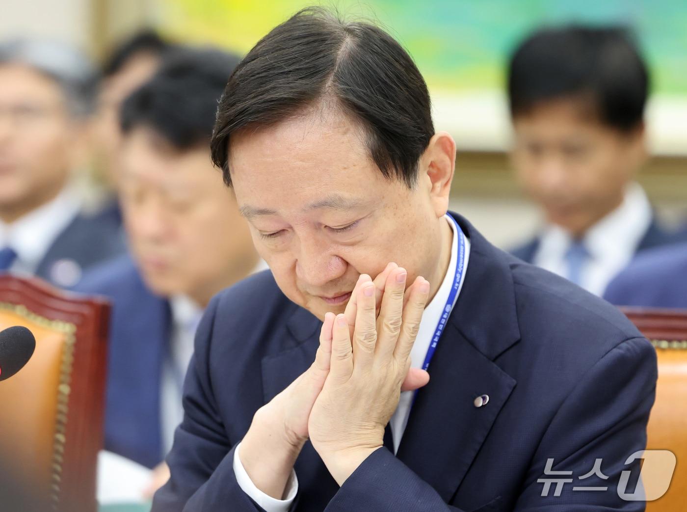 본문 이미지 - 이찬진 금융감독원장이 19일 서울 여의도 국회 정무위원회에서 열린 금융감독원 등에 대한 국정감사에서 생각에 잠겨 있다. 2026.10.19 ⓒ 뉴스1 황기선 기자