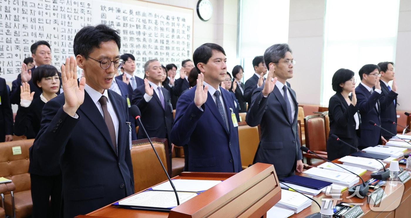 본문 이미지 - 정용환 서울광역공소청장 직무대리가 19일 서울 여의도 국회에서 열린 법제사법위원회의 서울광역공소청 등에 대한 국정감사에서 증인 선서를 하고 있다. 2026.10.19 ⓒ 뉴스1 신웅수 기자