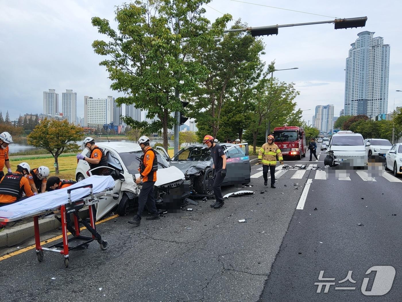 본문 이미지 - 19일 오전 9시 52분 울산 중구 강북로에서 3중 추돌사고가 일어났다.(울산소방본부 제공. 재판매 및 DB 금지)/뉴스1