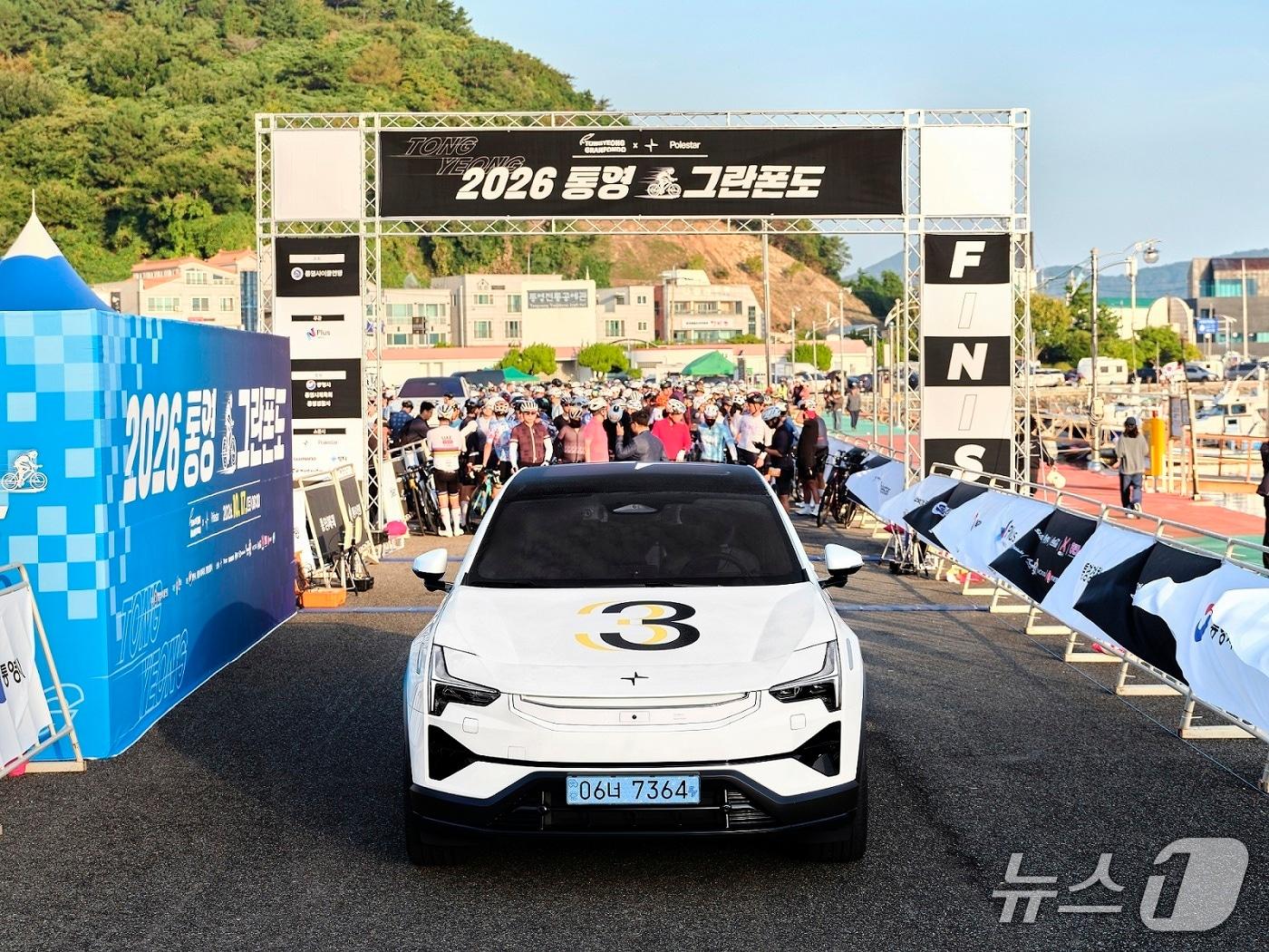 본문 이미지 - 17일 경남 통영에서 개최된 장거리 사이클 대회 '통영그란폰도'에서 준대형 전기 SUV '폴스타 3'가 대열을 안내하는 '리드카'로 활약한 모습.(폴스타코리아 제공). 2026.10.17.
