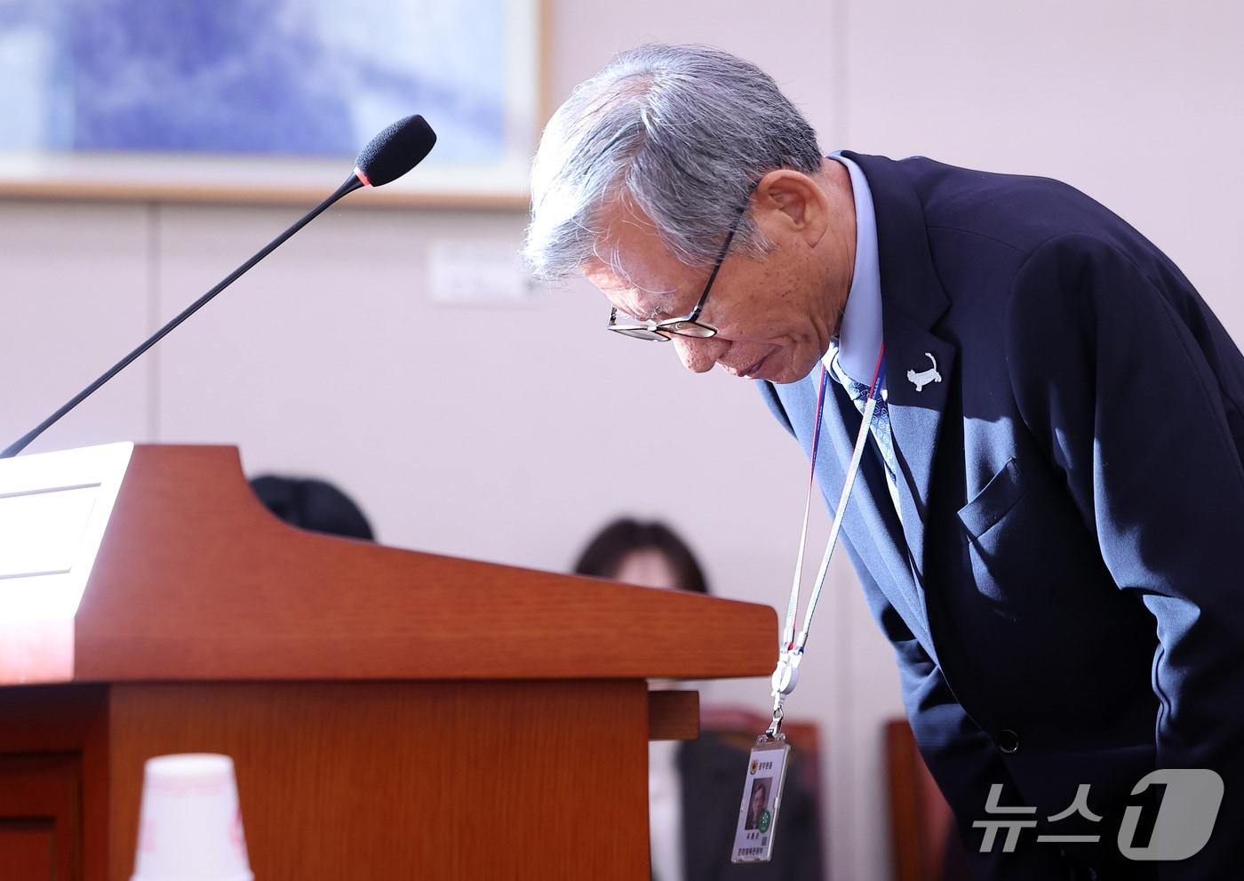 본문 이미지 - 유홍준 국립중앙박물관장이 19일 서울 여의도 국회에서 열린 문화체육관광위원회의 국립중앙박물관 등에 대한 국정감사에서 업무 보고를 하기 전 고개 숙여 인사하고 있다. 2026.10.19 ⓒ 뉴스1 김성진 기자
