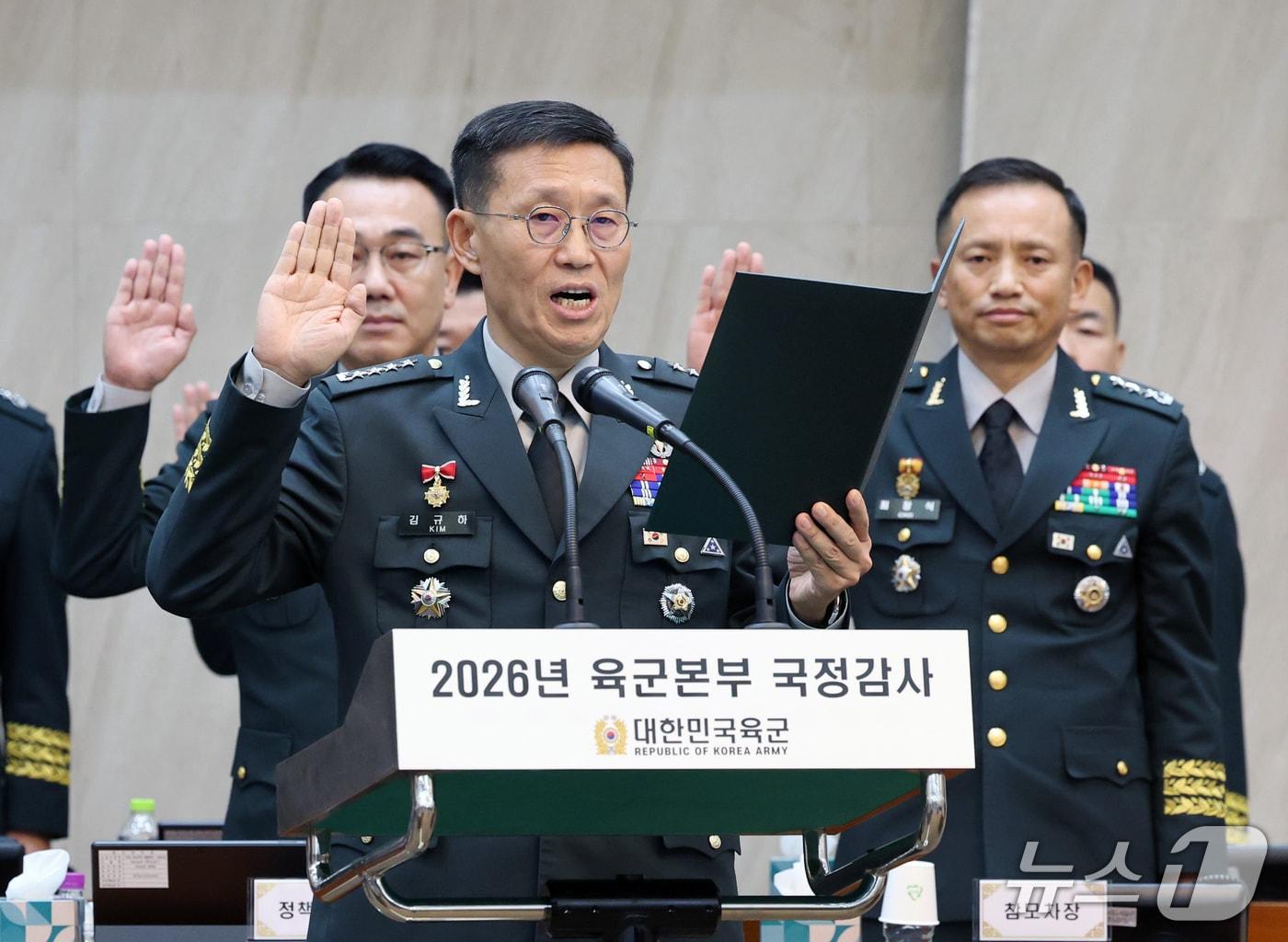 본문 이미지 - 김규하 육군 참모총장이 19일 충남 계룡대에서 열린 국회 국방위원회의 육군본부에 대한 국정감사에서 증인 선서를 하고 있다. 2026.10.19 ⓒ 뉴스1 김기태 기자
