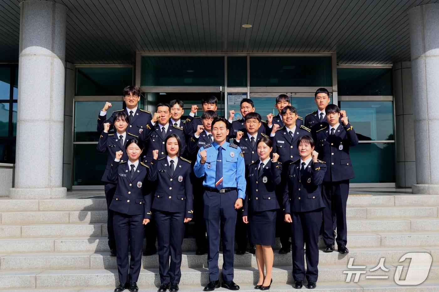 본문 이미지 - 속초해양경찰서에 배치된 제253기 신임 경찰관 16명이 신경진 서장과 기념촬영을 하고 있다.(속초해경 제공. 재판매 및 DB 금지) 2026.10.19/뉴스1